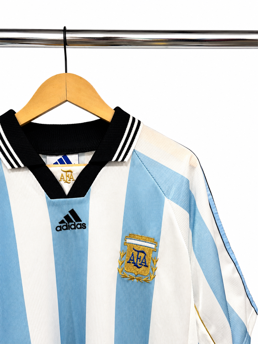 1998-99 Argentina adidas home shirt badge detail